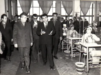Nicolae Ceaușescu, la Fabrica de confecții Focșani, în 1970 - Foto: Fototeca online a comunismului românesc - cota 56/1970