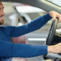 Un bărbat care se află la volanul unei mașini - Foto: Freepik