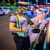 Razie de noapte pe străzile Bucureștiului: 17 șoferi rămași fără permis, majoritatea pentru alcool. / Foto: ziare.com