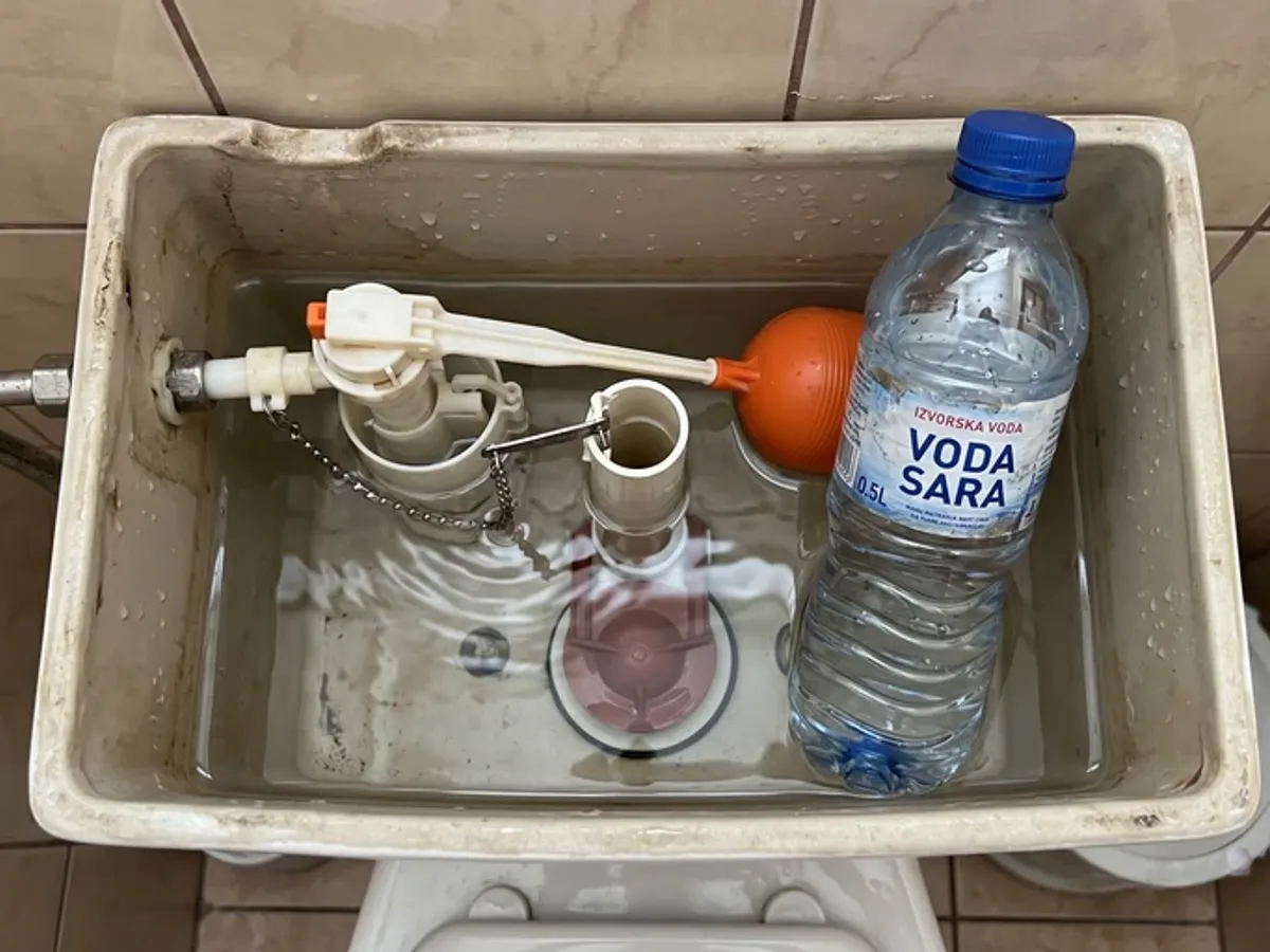 Pune imediat o sticlă de plastic în rezervorul de la WC. A fost descoperit un truc pentru o factură mai mică
