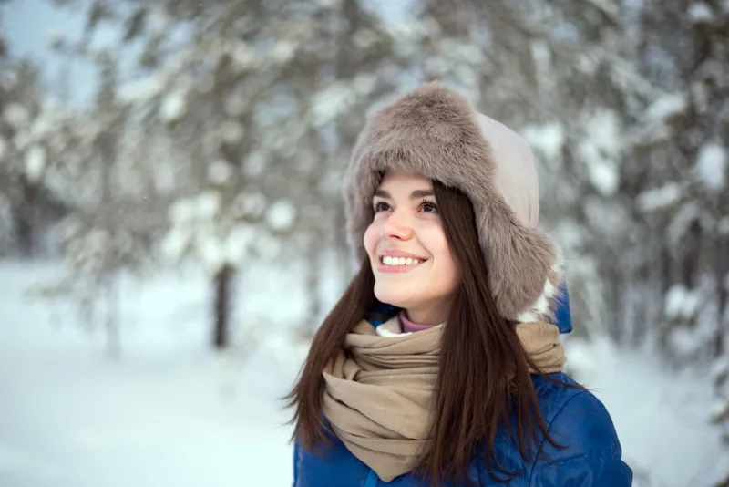 Femeie care poartă căciulă - Foto: Freepik (Imagine cu rol ilustrativ)