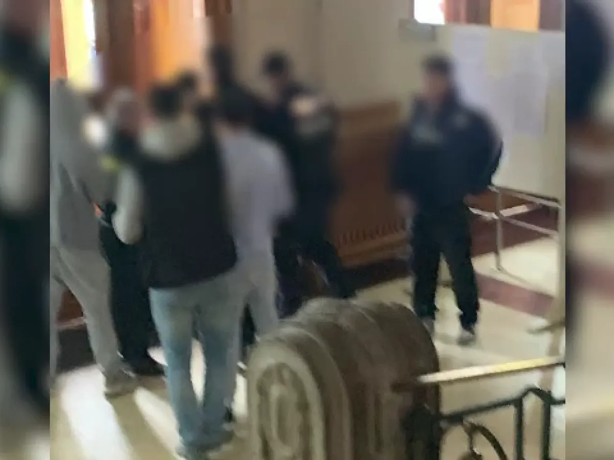 Profesor bătut crunt de un elev căruia i-a atras atenția că nu are voie să fumeze în curtea liceului