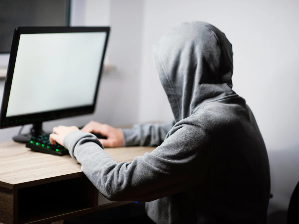 Persoană care spionează - Foto: Freepik (Imagine cu rol ilustrativ)