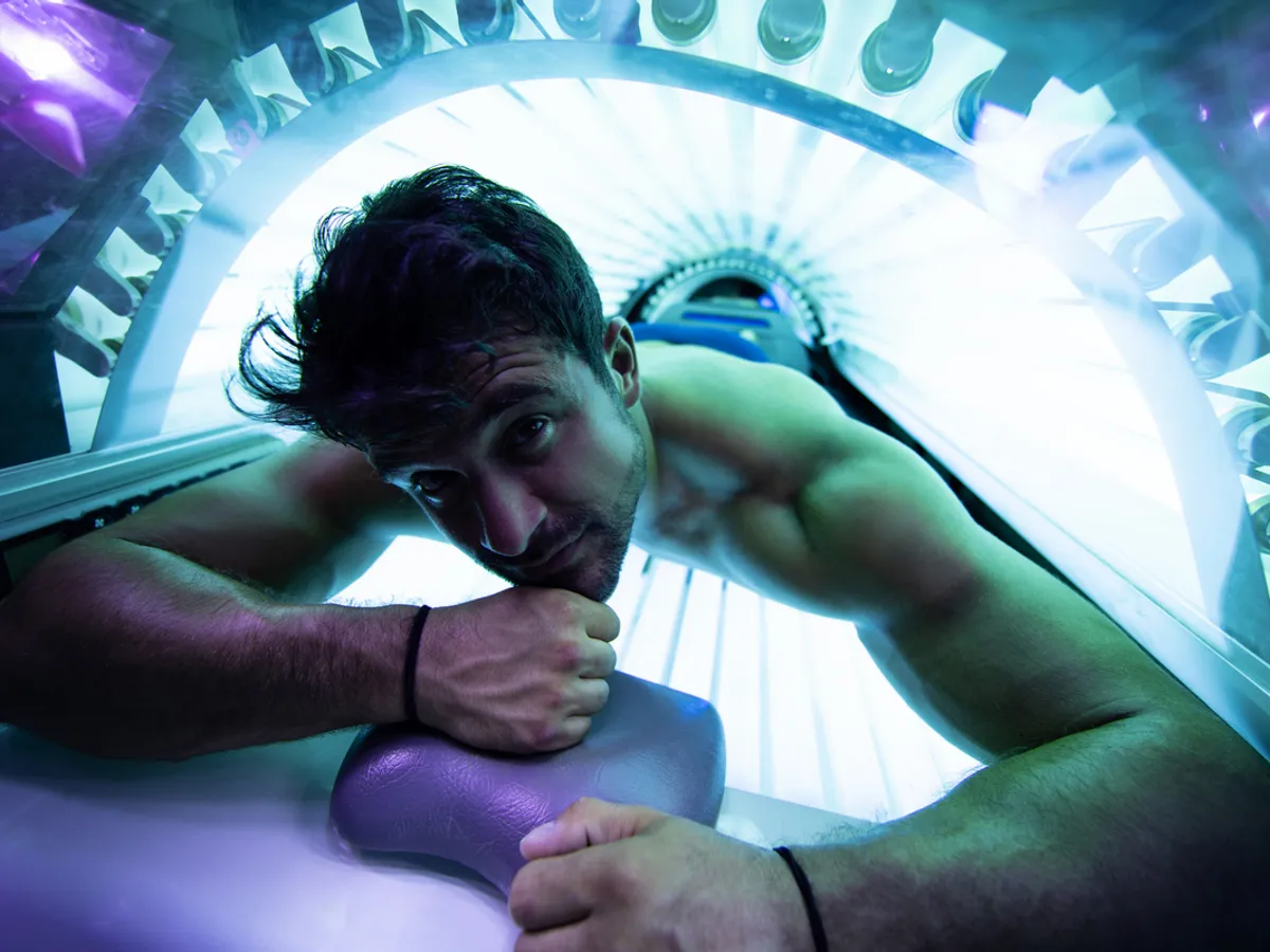 Bărbat la solar - Foto: Freepik (imagine cu rol ilustrativ)