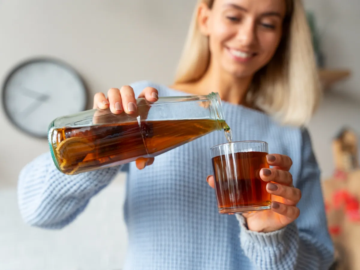 Femeie care toarnă oțet - Foto: Freepik (rol ilustrativ)