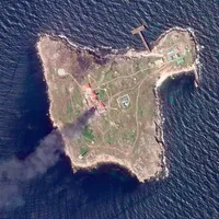 O bază rusească de pe Insula Șerpilor a fost distrusă de Ucraina. Soldații au fugit cu o barcă/FOTO: Twitter/@Militarylandnet