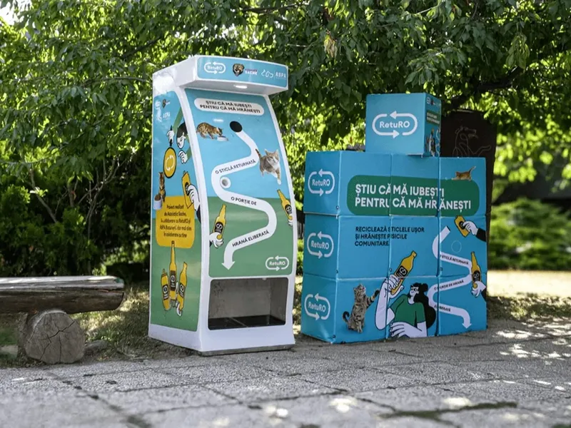 10 noi automate pentru hrănirea pisicilor fără stăpân, amplasate în București de RetuRO și Sache - Foto: RetuRO