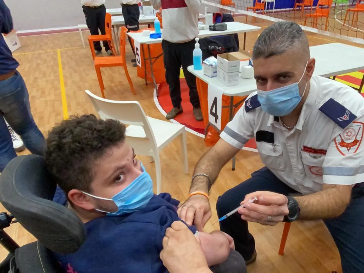 Elev, vaccinat anti-COVID / The Times of Israel