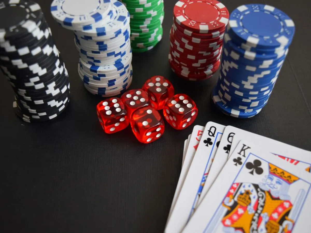 Cărţi de joc şi chips-uri de poker - Foto: Pexels/Pixabay