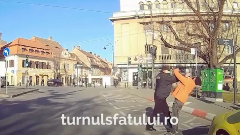 Un polițist a fost filmat când bate un om al străzii pentru că nu purta mască, în centrul Sibiului/FOTO: Captură Youtube