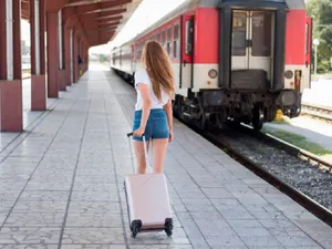 Probleme pe calea ferată. Trenurile au întârziat 200 de minute. Pasagerii primesc banii înapoi - Foto: freepik (rol ilustrativ)