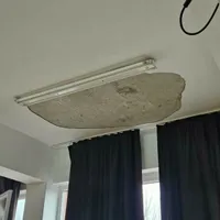 Incident într-o școală după ce tavanul unei săli de clasă s-a prăbușit. Doi elevi la spital  - ISU Mureș