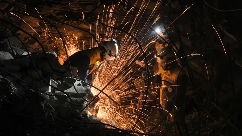 Membri ai apărării civile siriene, Căștile Albe, într-o operațiune de salvare/Foto: Profimedia Images