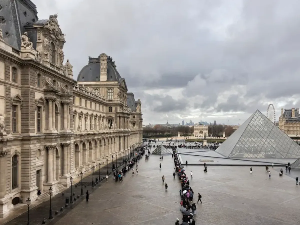 Jaful de la Luvru. Hoţii ar fi putut fi arestaţi în 30 de secunde, potrivit anchetei