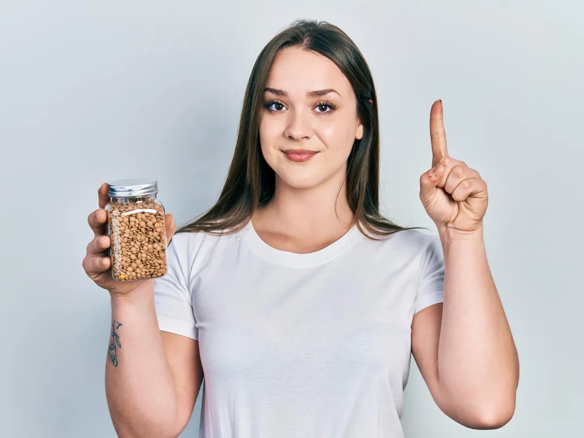 Persoană cu un borcan în mână - Foto: Freepik (Imagine cu rol ilustrativ)