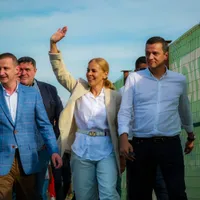 Alina Sperlea în campanie electorală cu Sorin Grindeanu și Alfred Simonis. Sursă foto: Facebook