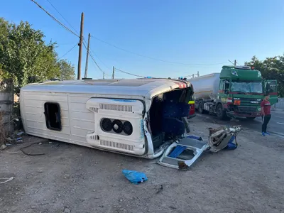 Un TIR a încercat să depășească un microbuz și l-a acroșat. / Foto: Fii Informat Umbraresti, Facebook