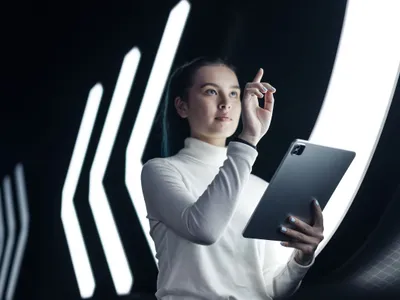 Fată asiatică lucrând pe un ecran futuristic - Foto: Freepik/rawpixel.com