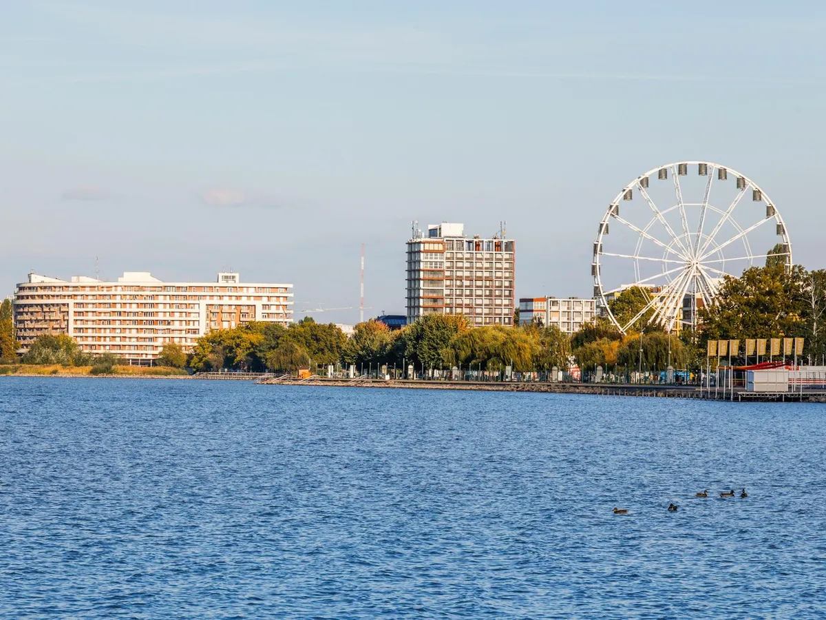 Poluare în lacul Balaton. Apă cu erbicide. 700.000 de români merg anual în Ungaria, mare parte la Balaton