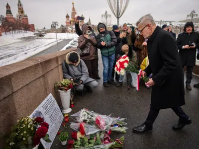 România l-a sfidat pe Putin. Ambasadorul român din Rusia a depus flori la locul în care a fost asasinat fostul opozant Boris Nemțov