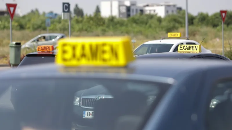 Proba teoretică a examenului pentru permis de conducere va fi mai accesibilă - Foto: INQUAM Photos/Octav Ganea