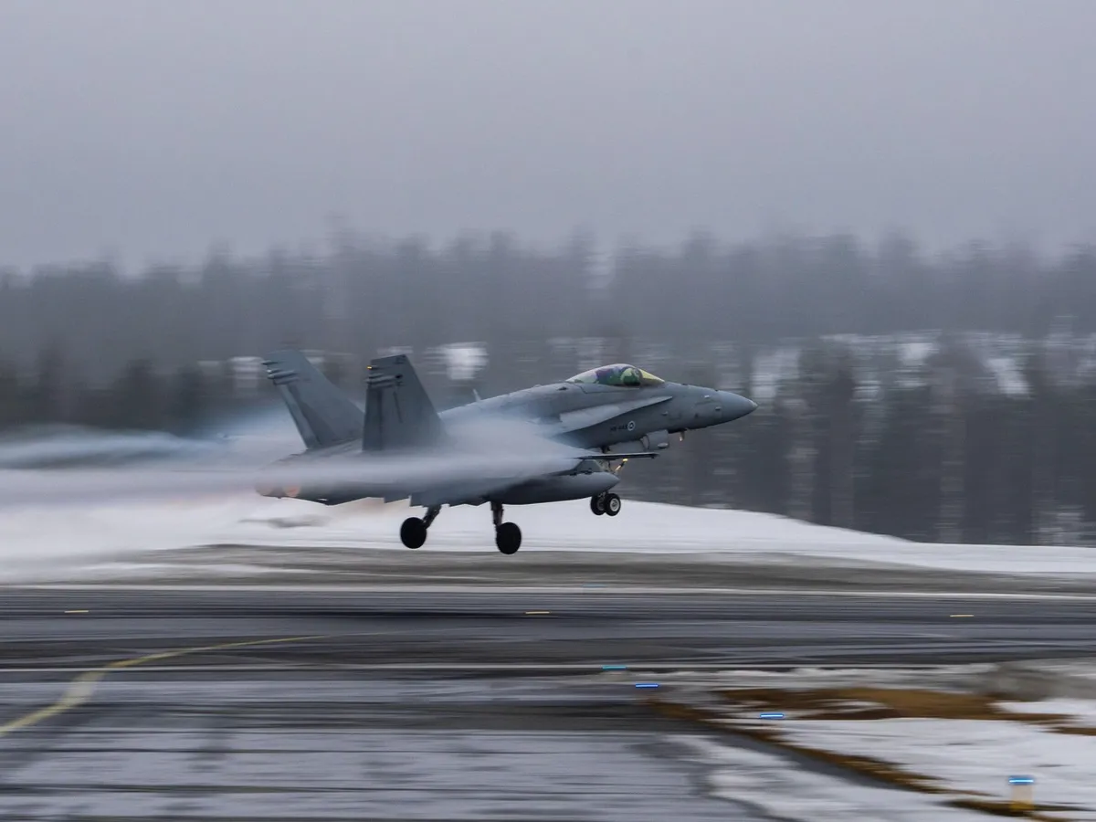 Alertă în Finlanda după apariția unor drone suspecte. Aeroportul din Helsinki și-a suspendat traficul