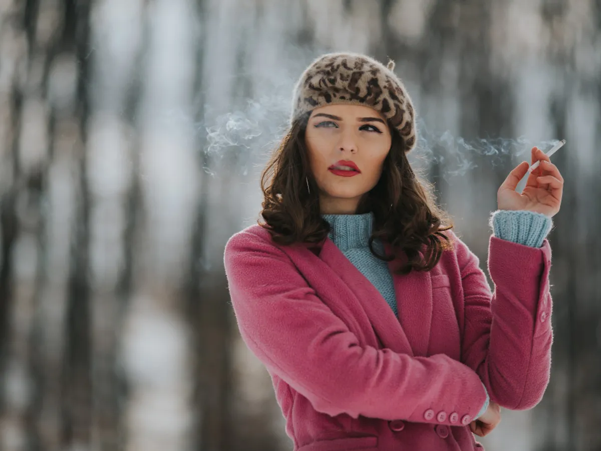 Femeie cu țigare în mână - Foto: Magnific (ro ilustrativ)