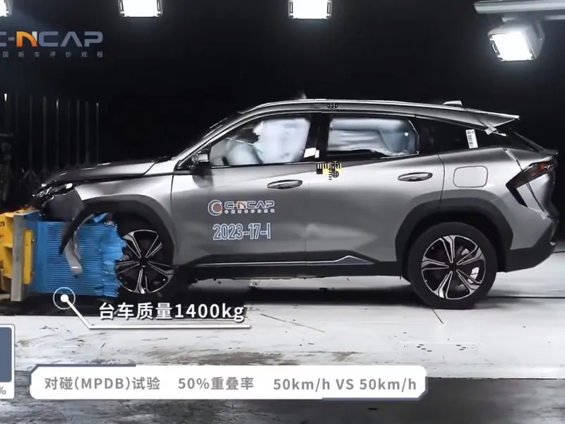 SUV-ul plug-in Geely Galaxy L7, 5 stele de siguranță în China. Cum se deformează la 50 km/h - Foto: captură video