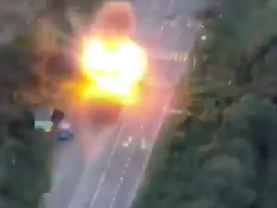 Momentul în care un tanc rusesc „primește vizita” unei rachete Javelin. Nimic nu a mai rămas/FOTO: Twitter/@DefenceU