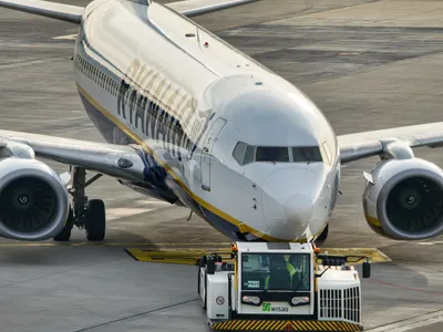 Compania low cost iubită de români dă amendă de 500€ dacă faci asta în avion. Mergi și în instanță  - Foto: Fb