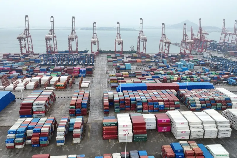 Containere cu produse gata delivrare &icirc;n portul Lianyungang, din provincia estică Jiangsu - Foto: Profimedia Images