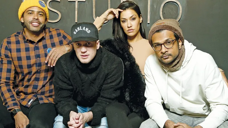 Modernizează asta!  De la stânga la dreapta: Diggs și Casal, cu starul din Blindspotting, Janina Gavankar (care o interpretează pe fosta prietenă a lui Diggs, Val) și Utkarsh  Ambudkar, la festivalul de film Sundance