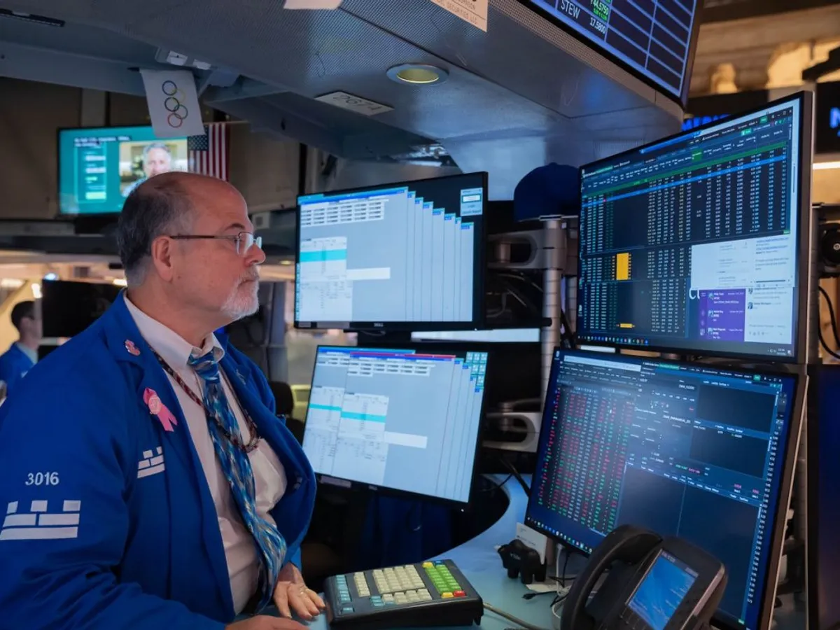 Trader uitându-se la cotaţiile de pe NYSE - Foto: Profimedia Images