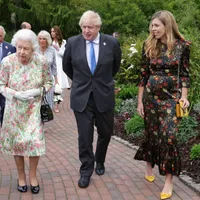 Carrie Johnson a închiriat, cu 13 lire sterline/zi, o pereche de pantofi galbeni Prada. / Foto: thesun.ie