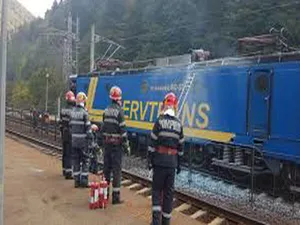 O locomotivă a luat foc în Sinaia. 120 de călători au fost evacuați de urgență Foto: Facebook/ISU Prahova