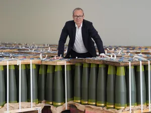 Matthias Koll, director financiar al Rheinmetall Weapon and Ammunition, stă între proiectile de artilerie de calibru 155 mm - Foto: Profimedia Images