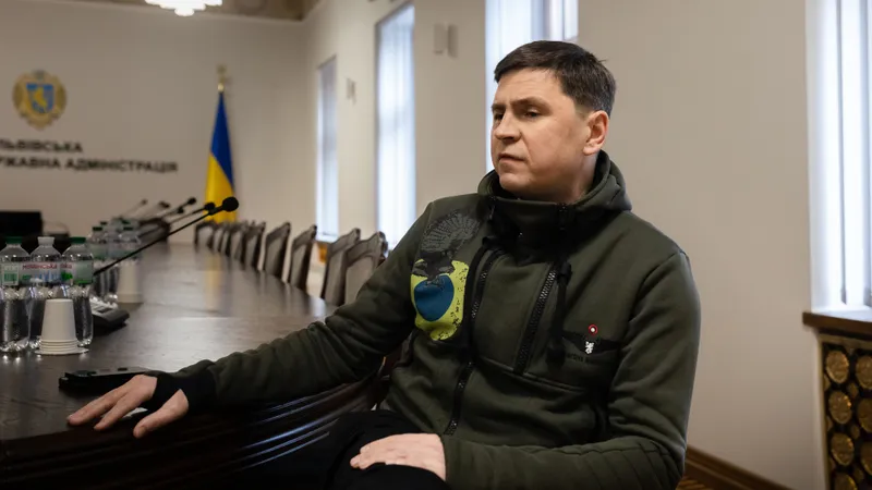 Mihailo Podoliak, consilierul preşedintelui Volodimir Zelenski- Foto: Twitter/ Clash Report