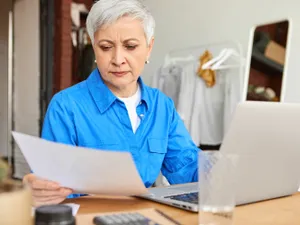 Ajutor la pensie: Jumătate din factura la curent nu se plătește. Care pensionari iau bani de la stat - Foto: Freepik (Imagine cu rol ilustrativ)
