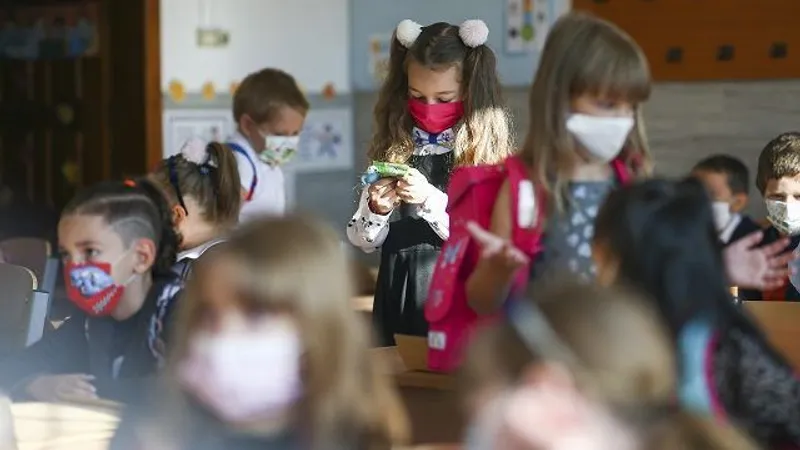 Cum vor studia elevii: online sau la școală. / Inquam Photos/Virgil Simonescu