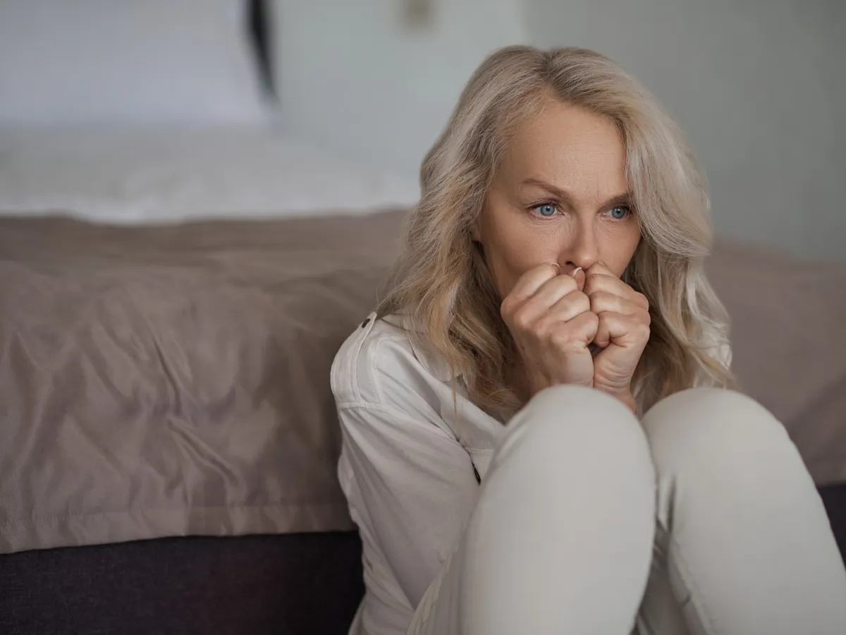 Pensionară îngrijorată la pensie - Foto: Freepik