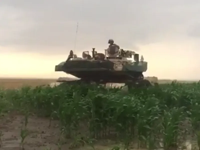 Militari americani, traversând un lan de porumb cu tancurile/ Foto: Captură video Facebook