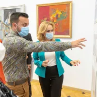 Gabriela Firea, uitându-se la macheta blocului social, când a înmânat primele repartiții într-un bloc „aproape gata”. Sursa foto: PMB