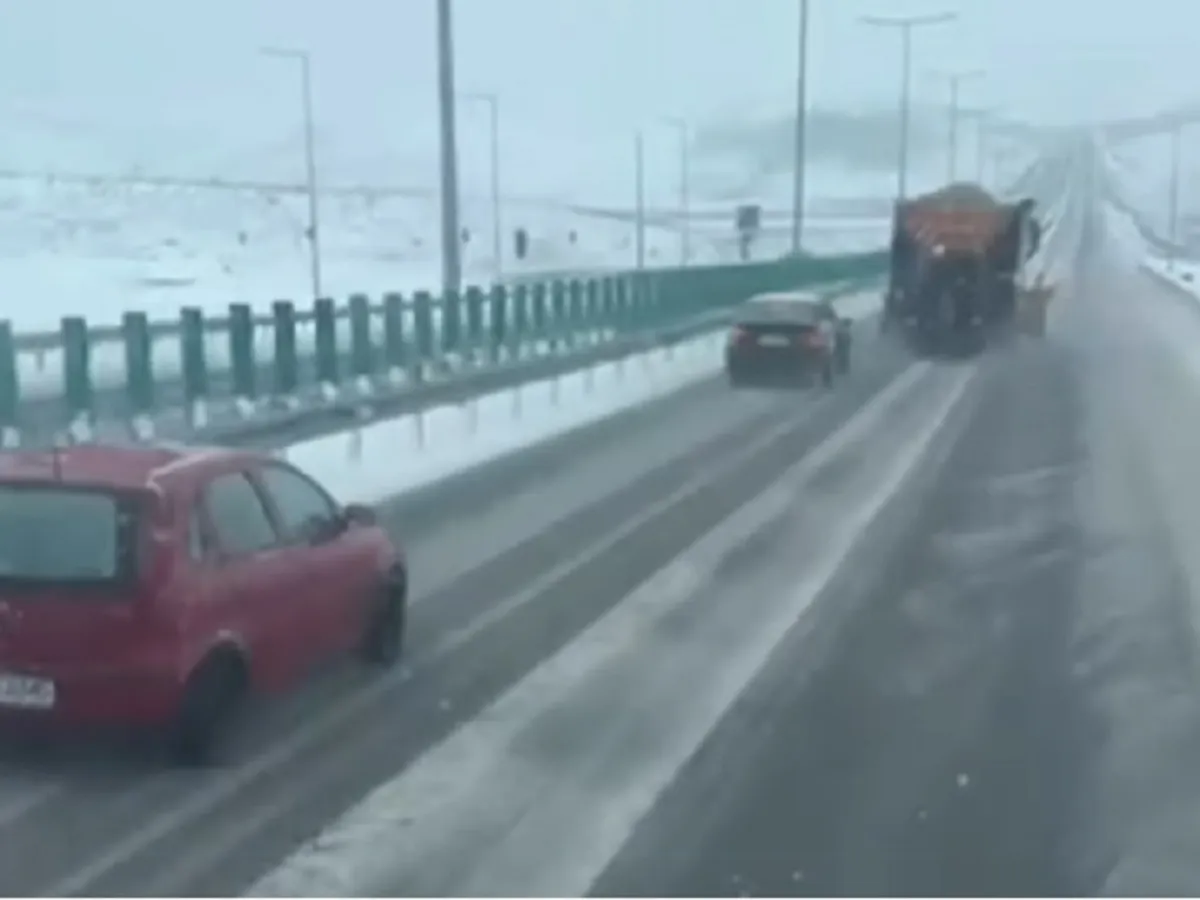 METEO. Iarnă grea în mai multe zone din țară. Drumurile sunt greu de circulat. La ce pericole se expun șoferii