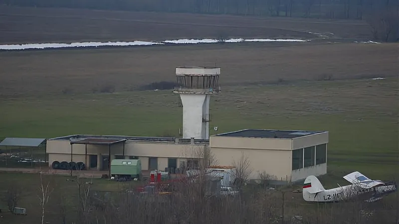 Cam asta a rămas din aerodromul din Shumen, astăzi - Foto: zdimitrov/Wikimapia/CC BY-SA