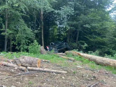 Două femei și doi copii, la spital, după o aventură off-road. Șoferița a pierdut controlul - Foto: IPJ Vâlcea