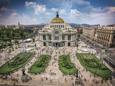 Îmbrăcaţi în combinezoane de protecţie sanitară, trei indivizi au jefuit o bancă în Mexic/FOTO: viajes.nationalgeographic.com.es