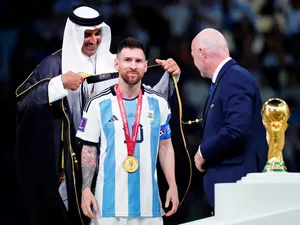 „Regele lumii”. Ce semnifică mantia neagră cu care a fost îmbrăcat Messi de șeicul din Qatar - FOTO: Profimedia