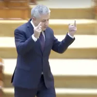 Florin Iordache ne arată degetul. De două ori/FOTO: aktual24.ro