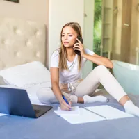 O femeie vorbește la telefon - Foto: freepik (rol ilustrativ)