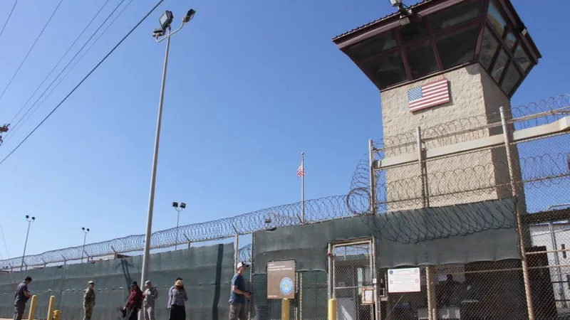 Turn de pază, dincolo de zidul Închisorii militare Guantanamo - Foto: Profimedia Images